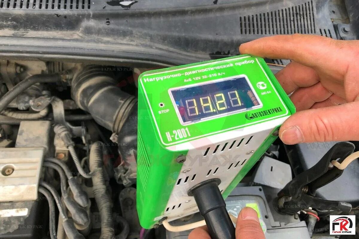 11,7 вольт аккумулятор на авто. Вольтметр для аккумулятора. Прозвонка мультиметром м830в. Мультиметр прозвонка. Напряжение аккумулятора вольтметром.