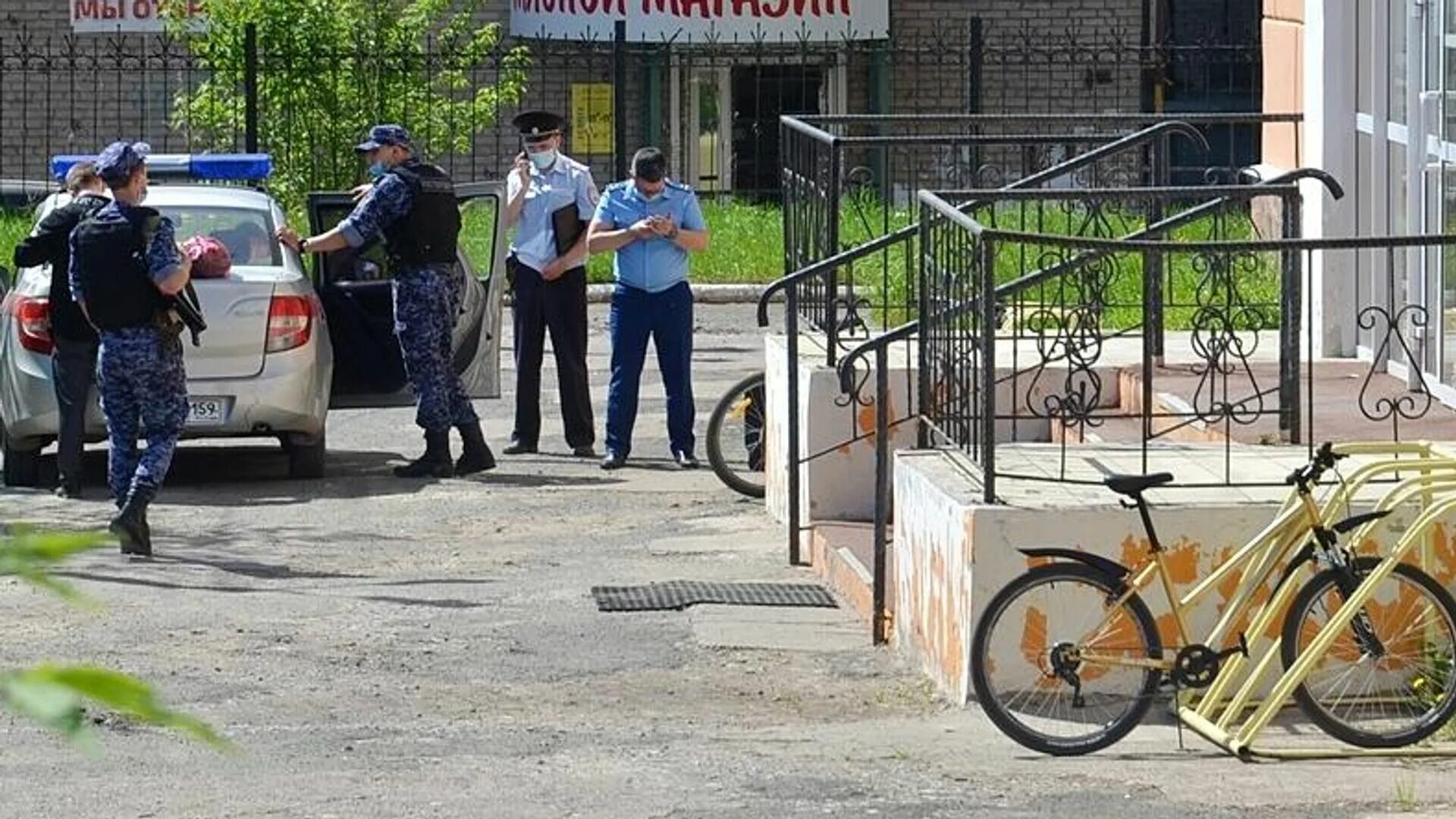 В каком году произошло нападение. Пермь стрельба в школе 2025. ученик напал на учительницу в березниках. нападение на школу в перми 2025.
