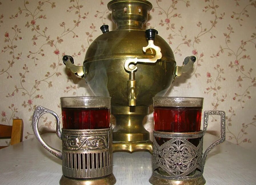 Чай из самовара. Самовар с кружкой. Самовар с кружками. Традиционный русский самовар. Самовар стакан