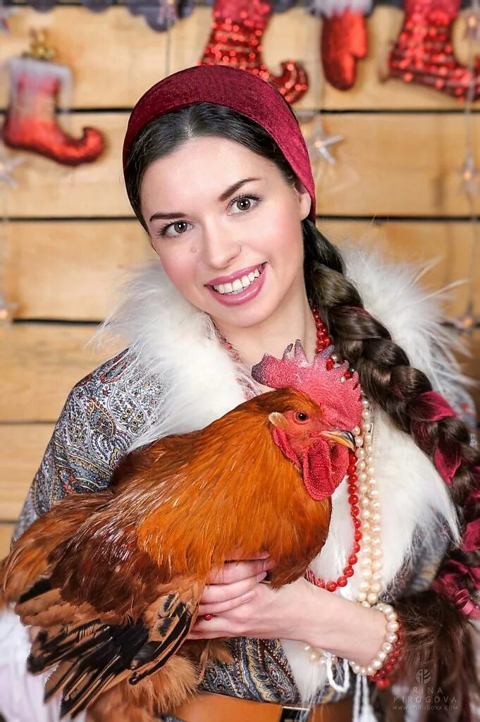 Женщина курица. Девушка с орлом на руке. Женщина курица. Петух. Курицы фото девушек.