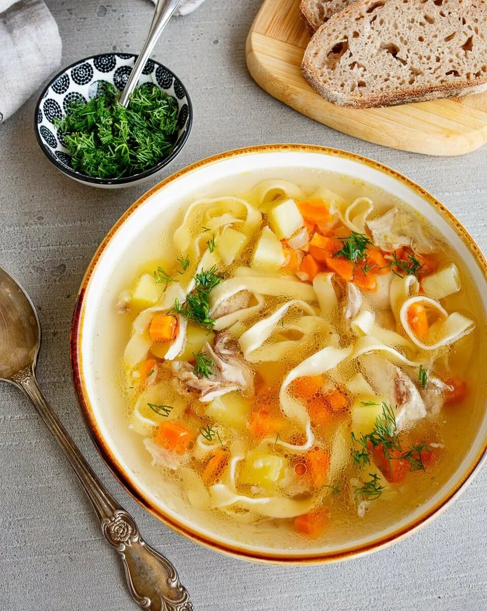 Лапшичный суп. Куриный суп с лапшой. Суп лапша домашняя. Куриный суп с домашней лапшой. Простой суп с лапшой