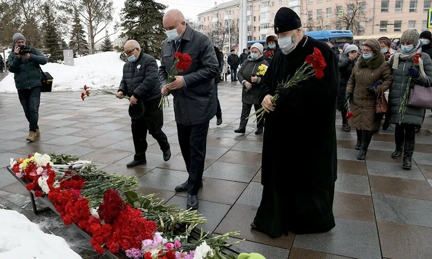 Список погибших кемерово зимняя. Парк ангелов Кемерово зимняя вишня. Парк ангелов Кемерово имена погибших. Парк ангелов Кемерово люди.