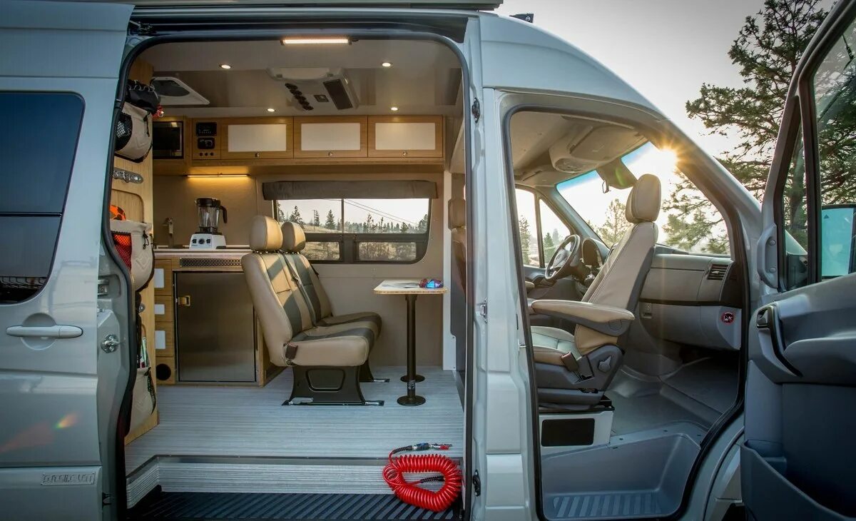 Автодом переделка. Mercedes Sprinter Camper van Interior. Фольксваген Крафтер автодом. Автодом Camper van. Mercedes Sprinter 2020 Camper 4x4 интерьер.