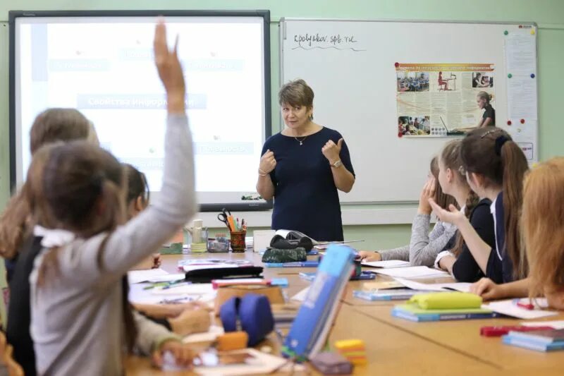 Школа чуйкова учителя. Директор школы маршала чуйкова. Директор школы маршала чуйкова. Совхозная сош. Школа на юго востоке имени маршала в.