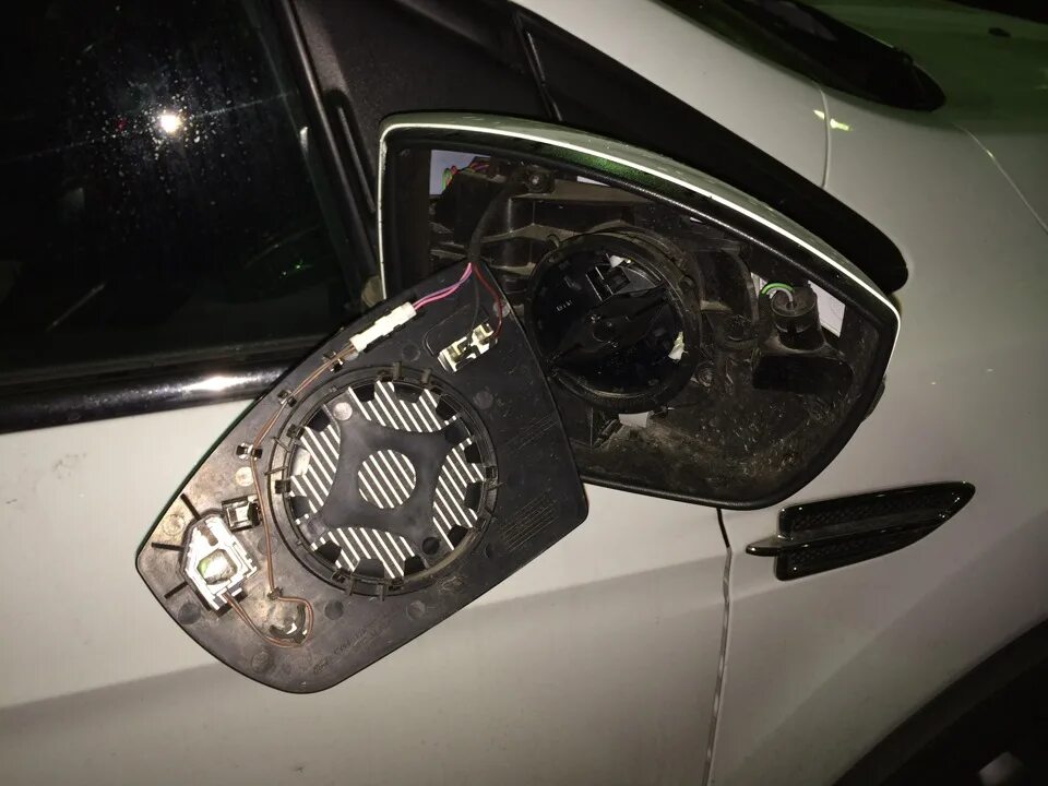 Зеркала форд куга. Привод боковых зеркал Форд Куга 2 2013. Форд Куга разобрать зеркало. ПТФ Ford Kuga 2. Поставить подсветку в зеркала Форд Куга 2.