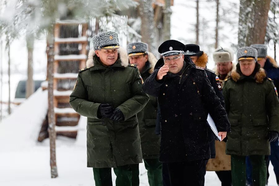 Парка вс рф. Министр обороны РФ В парке Патриот. Шойгу куртка Аляска. Офицерская парка вс РФ. Куртка Шойгу зимняя Шойгу.