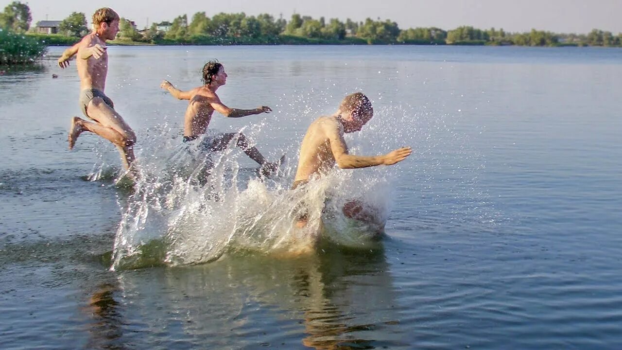Гулять купаться. Дети купаются в реке. Купание на речке. Люди купаются в реке. Купаемся на речке.