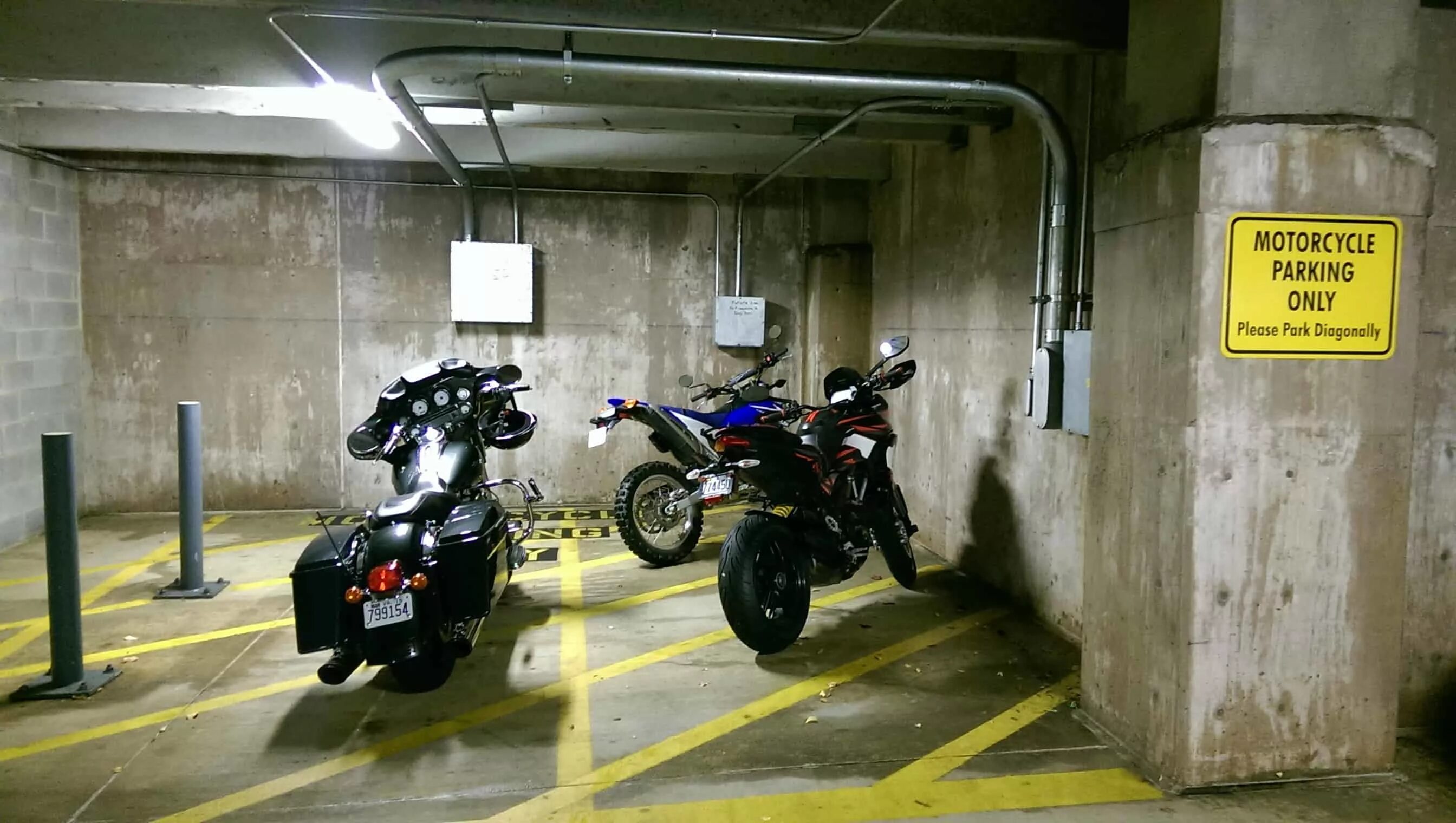 Где поставить мотоцикл. Парковка для мотоцикла. Мотоцикл в паркинге. Стоянка мотоциклов. Гараж для мотоцикла.