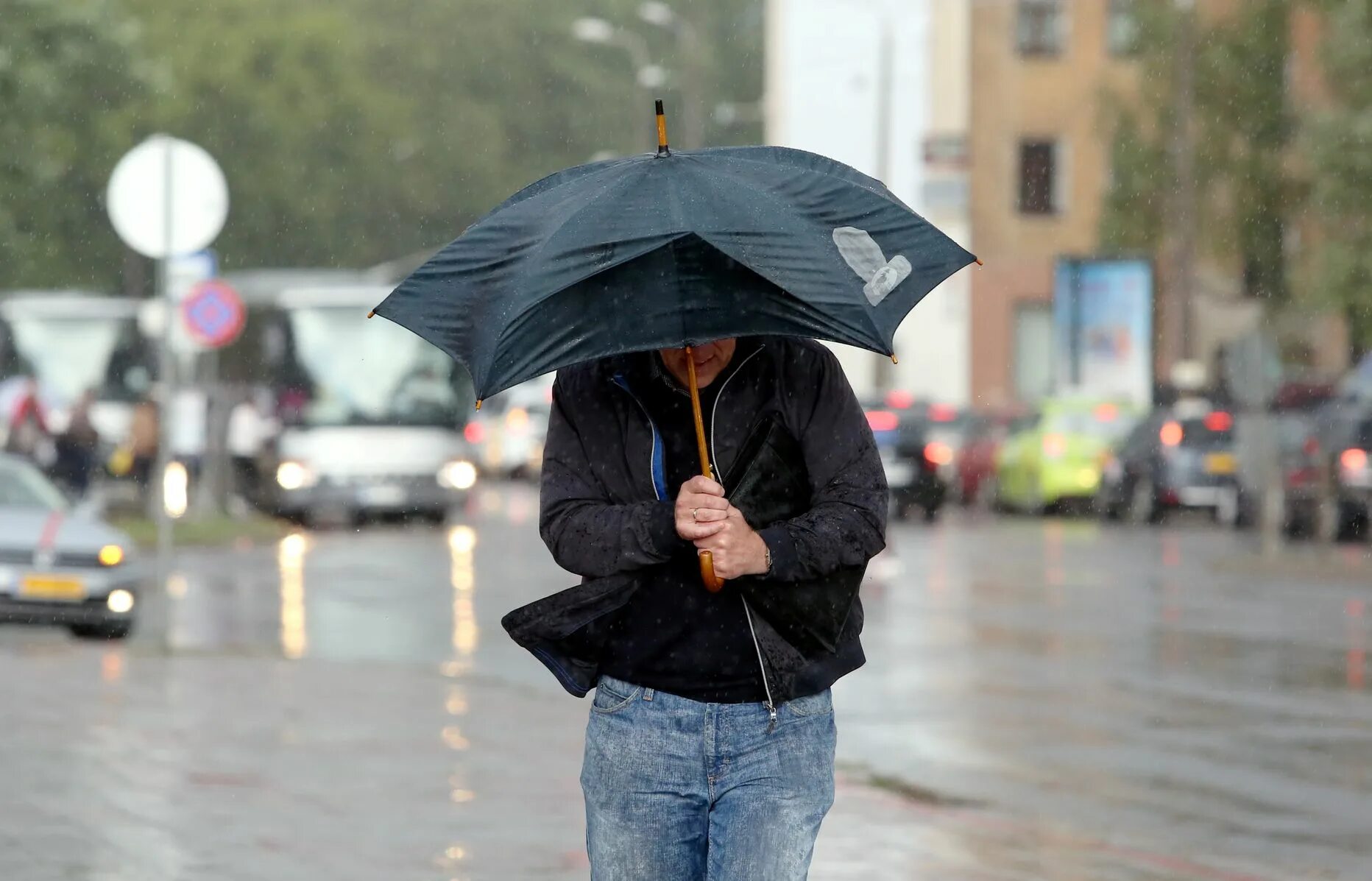 Ветреная и дождливая погода. Ожидая дождь возьмите зонт. Rainy and Windy. В Баку ожидается ветер. Raining windy