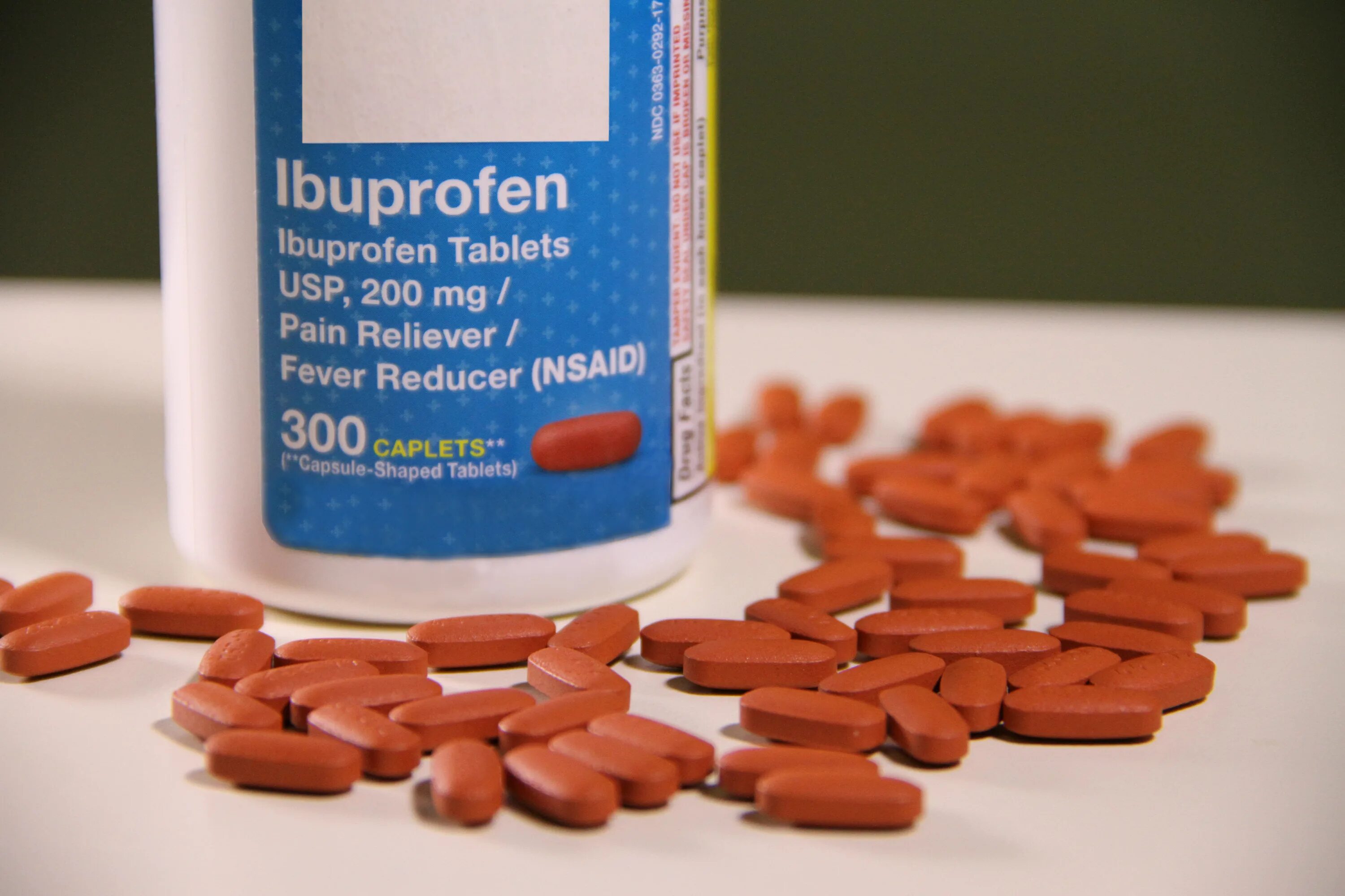 Ибупрофен от чего он. Ибупрофен. Таблетки Ibuprofen. Американское лекарство Ibuprofen. Ибупрофен фото.