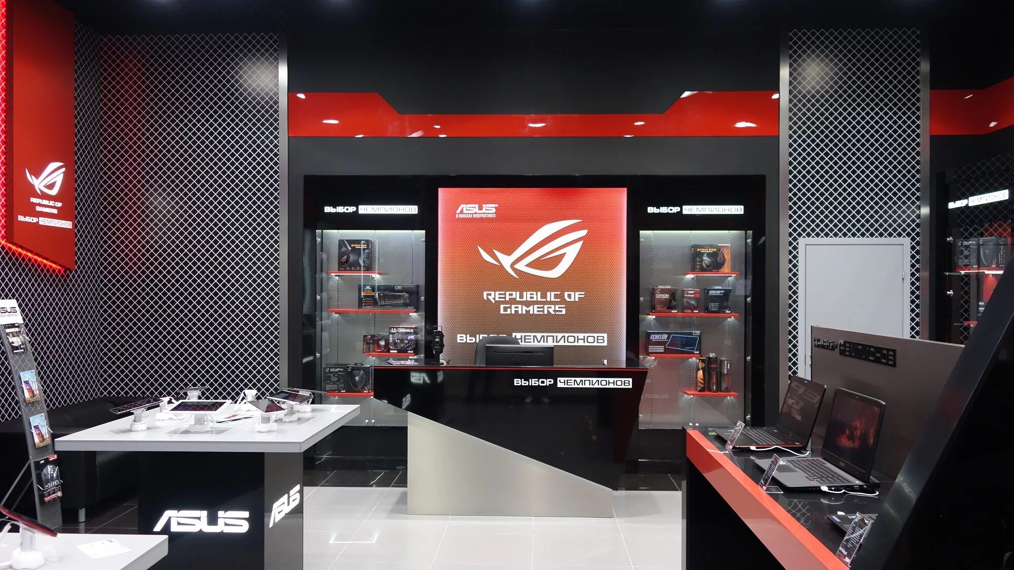 Game on gaming store. ASUS ROG магазин. Компьютерный магазин. Магазин игровых компьютеров. Магазин техники.