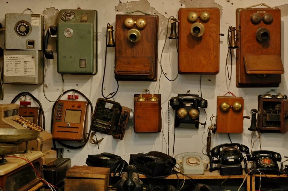 Где найти старый телефон. Полевой телефонный аппарат Марс. Военный телефонный аппарат. Немецкий телефонный аппарат. Советский телефонный аппарат.