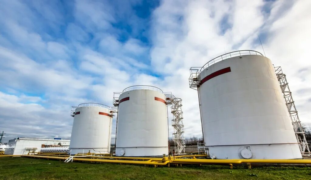 Нефтебаза нефти перерабатывающий завод большая. Нефтебаза для хранения нефтепродуктов. Нефтебазы и склады нефтепродуктов. Oil storage tank. Товарный парк нефтепродуктов роснефть.