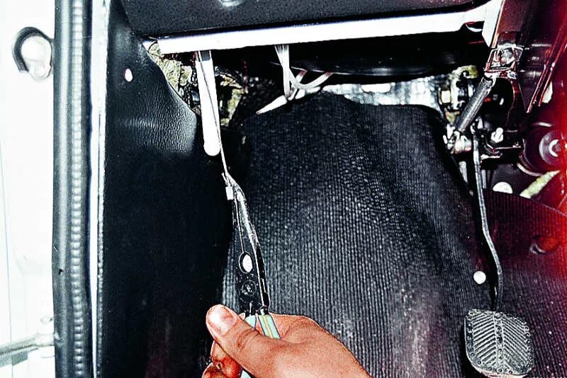 Трос открытия капота ваз 2107. Трос для замка капота ваз 2106. Замок капота ваз 2106. Как поменять тросик капота ваз. Крепление ручки открывания капота ваз 2114.
