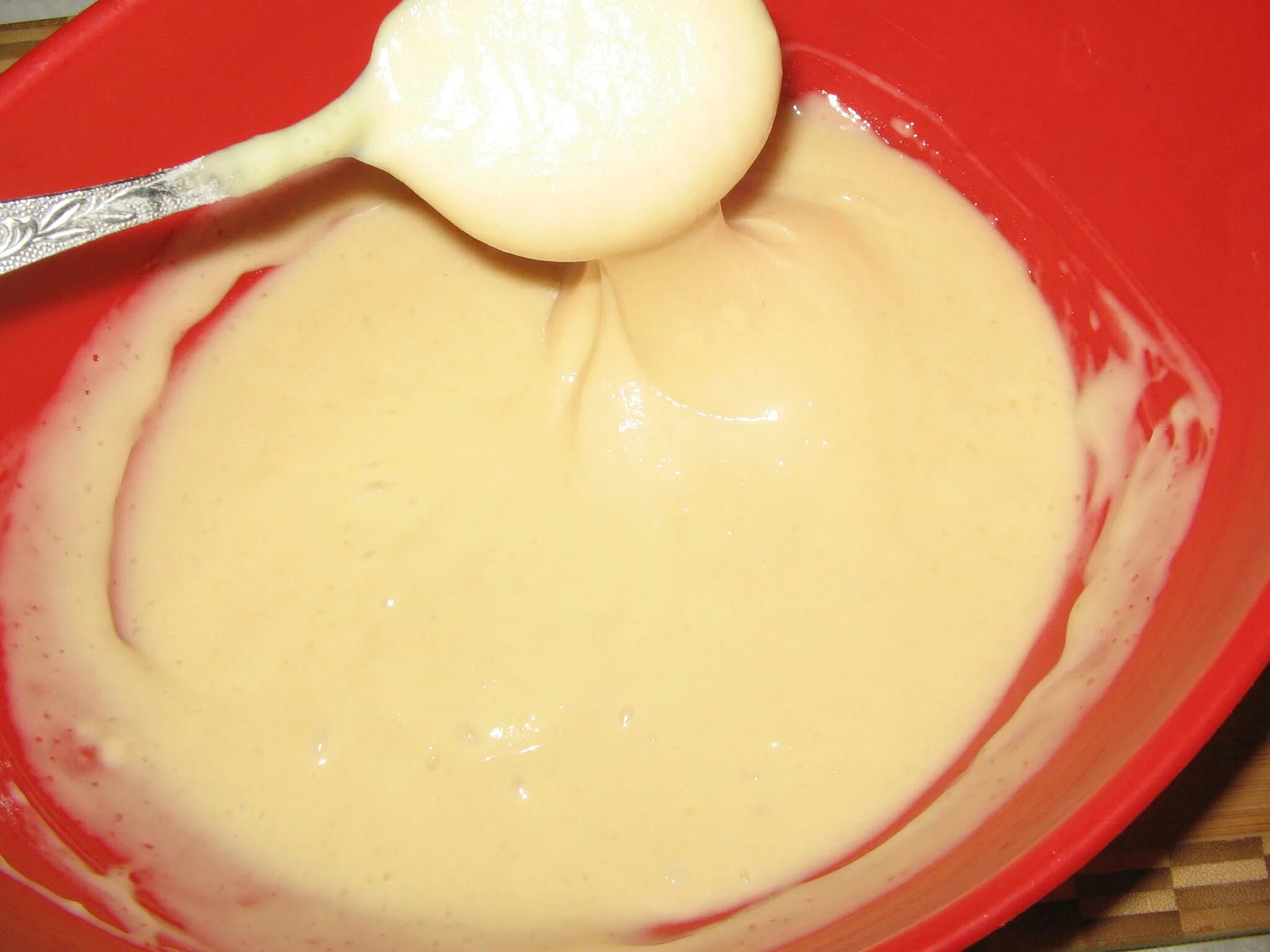 Жидкое тесто для оладьев. Каким должно быть тесто. Каким должно быть тесто. Тесто на оладьи консистенция. Тесто для сырников.