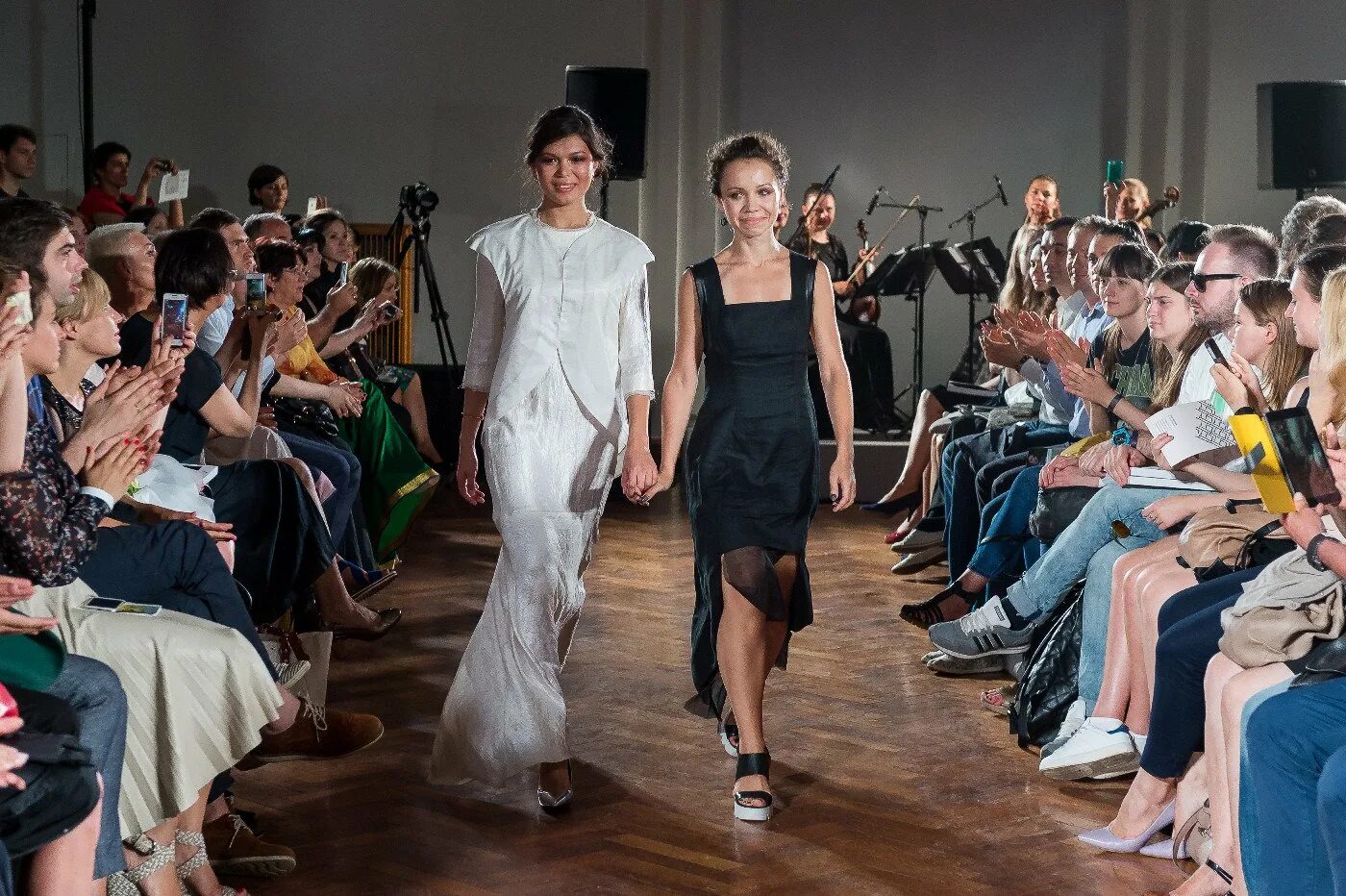 Пьер карден коллекции. Пьер карден модельер работы. Истории модельеров. Дизайнер одежды. Институт костюма в метрополитен-музей в нью-йорке.