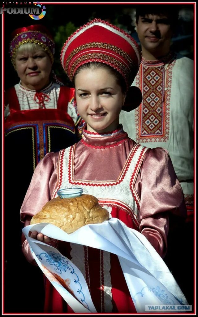 Девушка с караваем. Встречать с гостеприимством. Хлеб соль встреча гостей. Девушка с хлебом и солью. Хлеб с солью традиция.