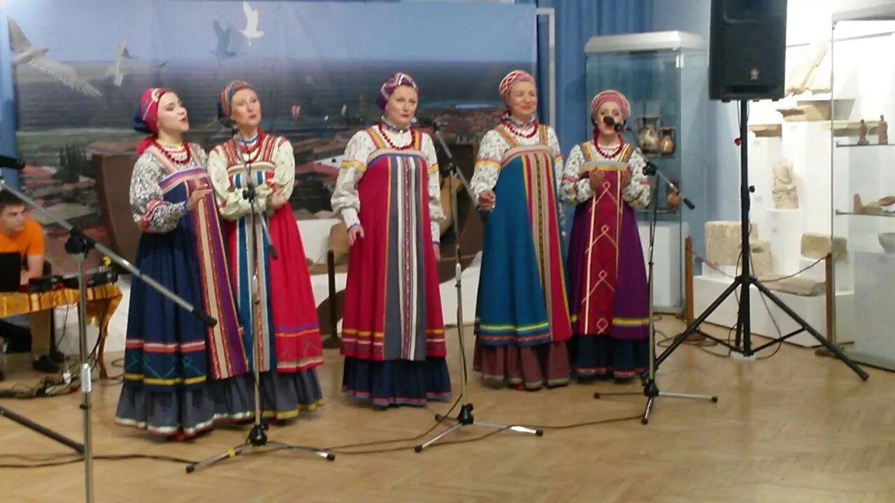 Уральский хор танцевальная группа. Песня девка по саду ходила. Уральская рябинушка хор. Уральские народы. Уральская рябинушка уральский русский народный хор.