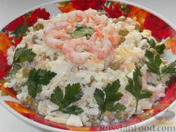 Салат с креветками слоями. Салат с креветками кукурузой и огурцом. Салат с креветками огурцами и яйцами. Салат из огурца и креветок. Салат с креветками рис огурец яйцо.