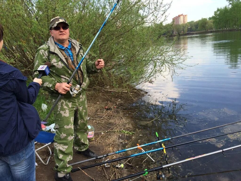 Ловить рыбу в московской области. Наташинские пруды в Люберцах рыбалка. Рыбалка на пруду. Рыболовство в Московской области. Соревнования по ловле рыбы на прудах.