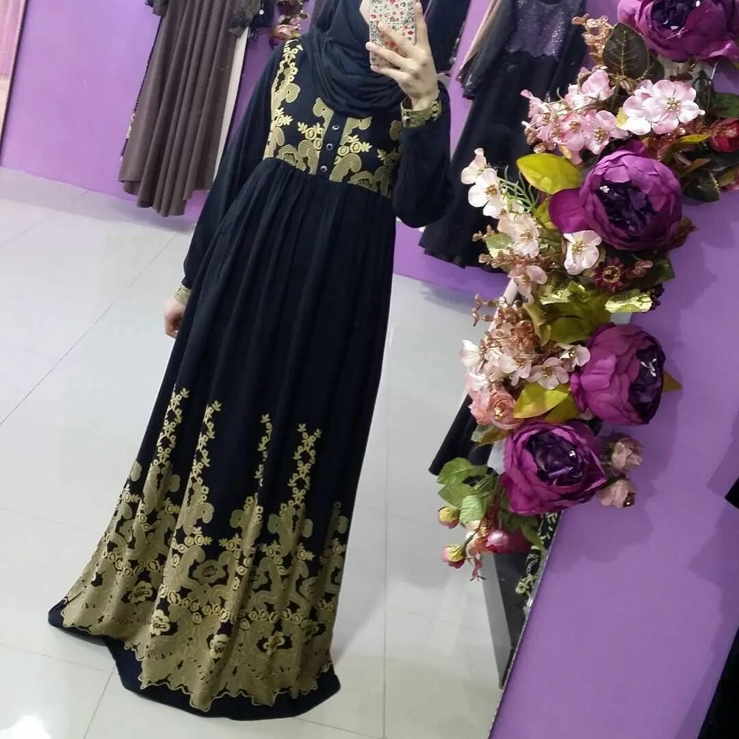 Нарядные абайи в махачкале. Платье женское мусульманское. Мусульманские вечерние платья. Женские платья хасавюрт. Красивые платья 2023 в хасавюрте.