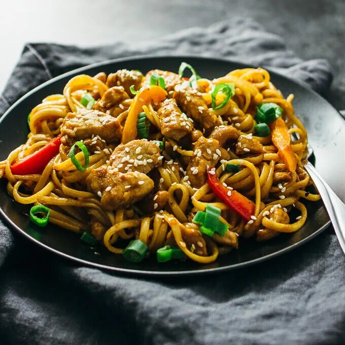 Чикен нудл. Лапша Бун. Chicken Fried Noodle. Лапша с кешью курицей.