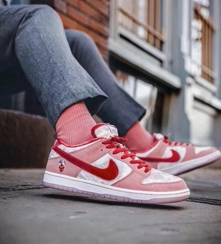 Стрэндж лове. Найк SB Dunk Low. Кроссовки найк SB Dunk Low. Nike SB Dunk Strangelove. Кроссовки Nike SB Dunk Low x Strangelove.