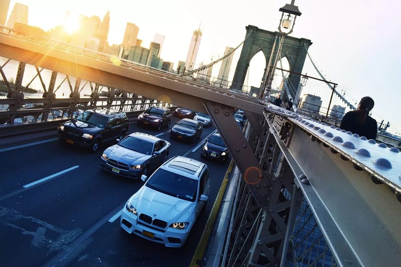 Нью.Йорк Бруклинский мост такси. Мост в машине. Автомобильный транспорт. Дорога мост. Big city cars