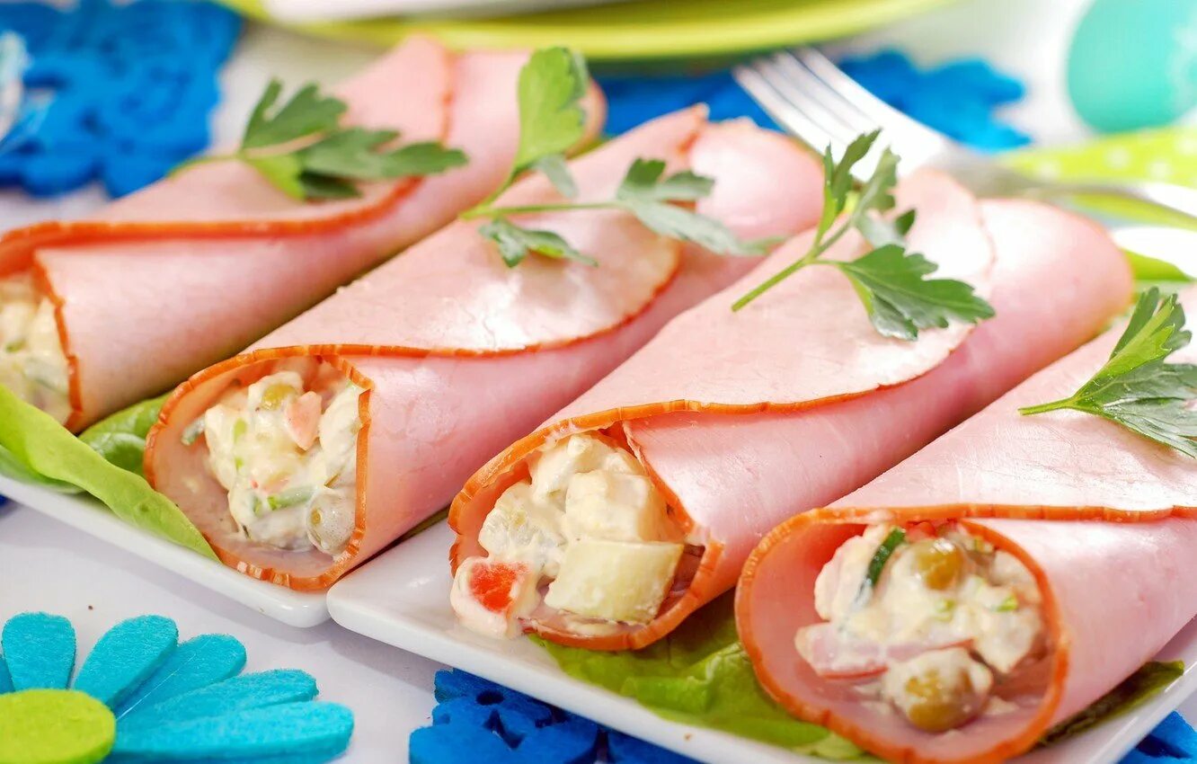 рулетики ветчина сыр. закуска ветчинные рулетики. ветчинные рулетики. ветчинный рулетик с ветчиной. рулетики из ветчины с сыром.