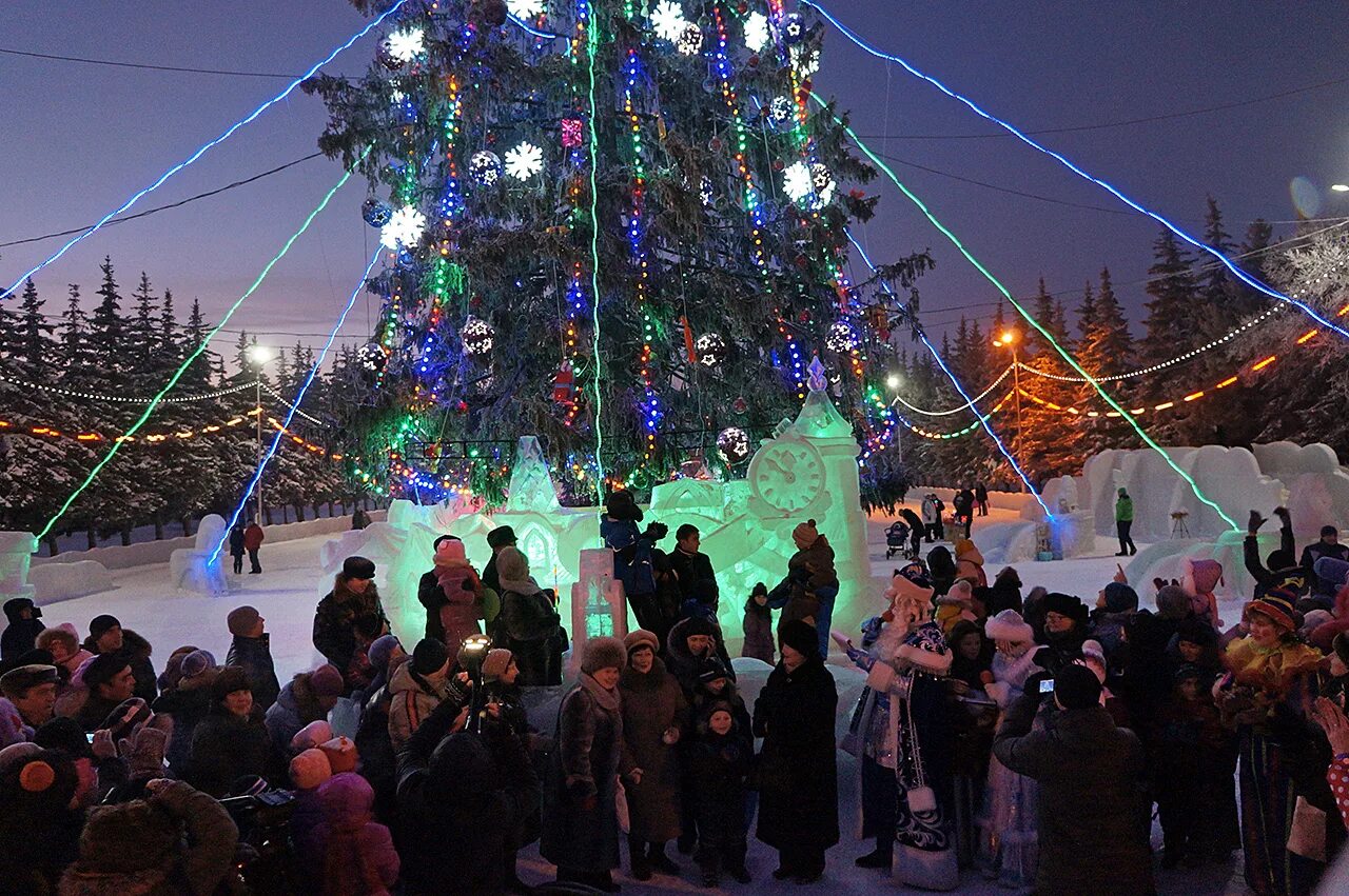 Мероприятие елка. Елка в парке Ватан Уфа. Городская елка Уфа. Елка Уфа улица Ленина. Великий Устюг елка на площади Ленина.