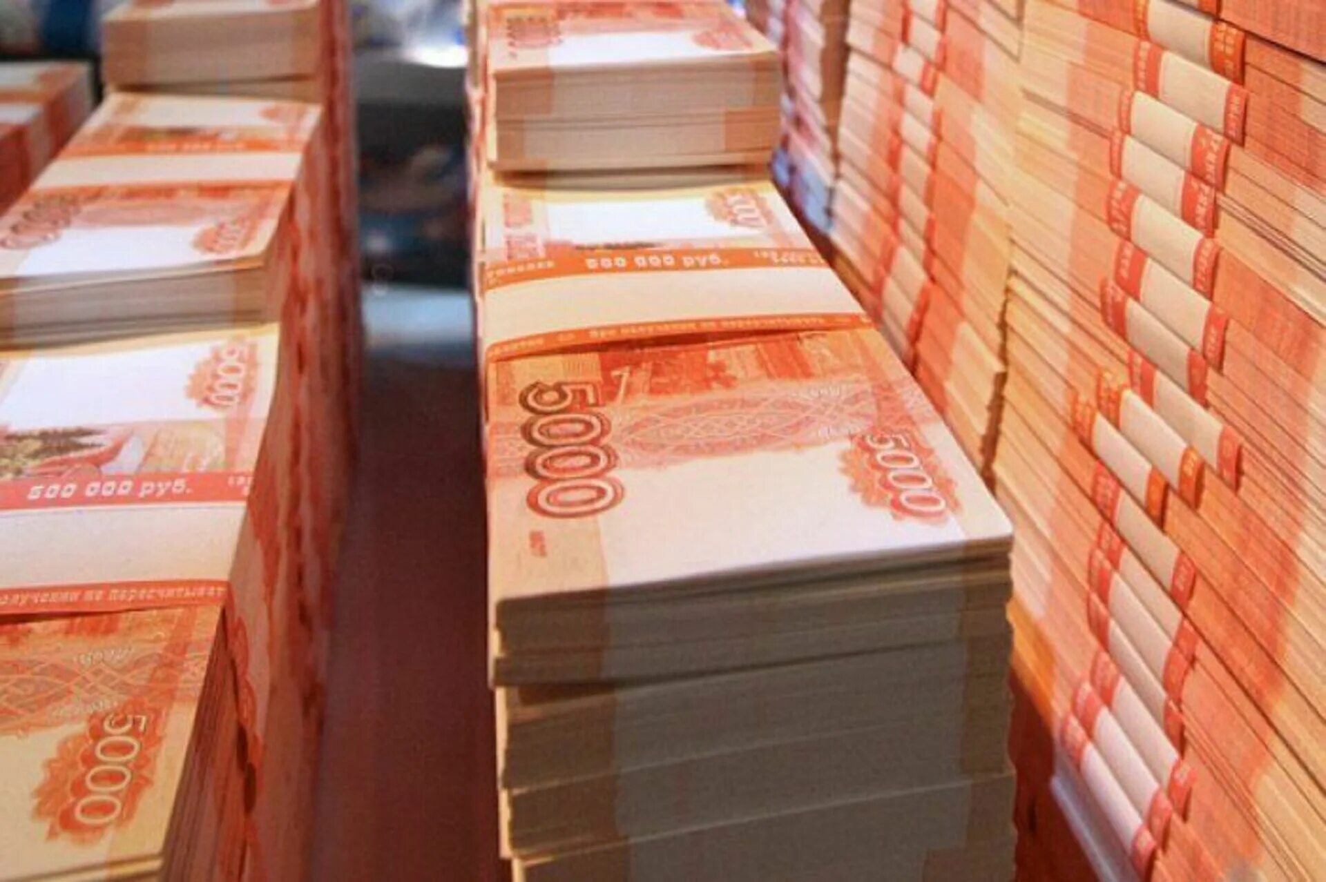 Оренбуржец пытался улететь с незадекларированными 10 тысячами долларов США - Газ