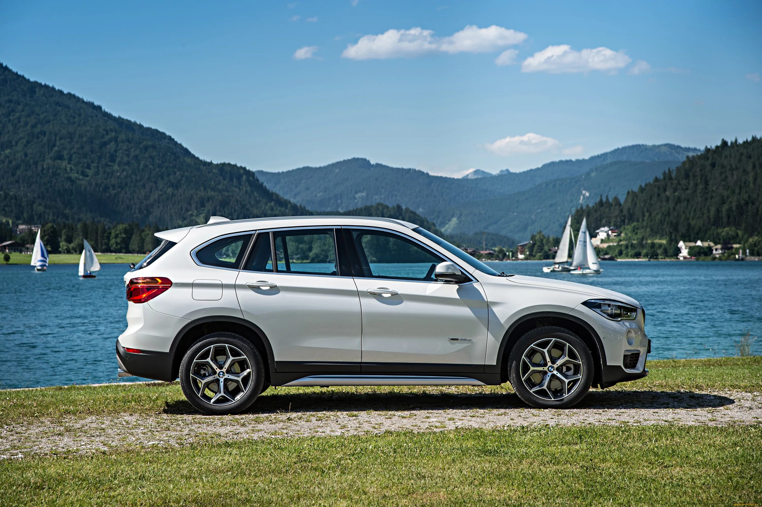 X 1 является. BMW x1 белая. Новый BMW x1. БМВ x1 универсал. Новый БМВ х1 2022.