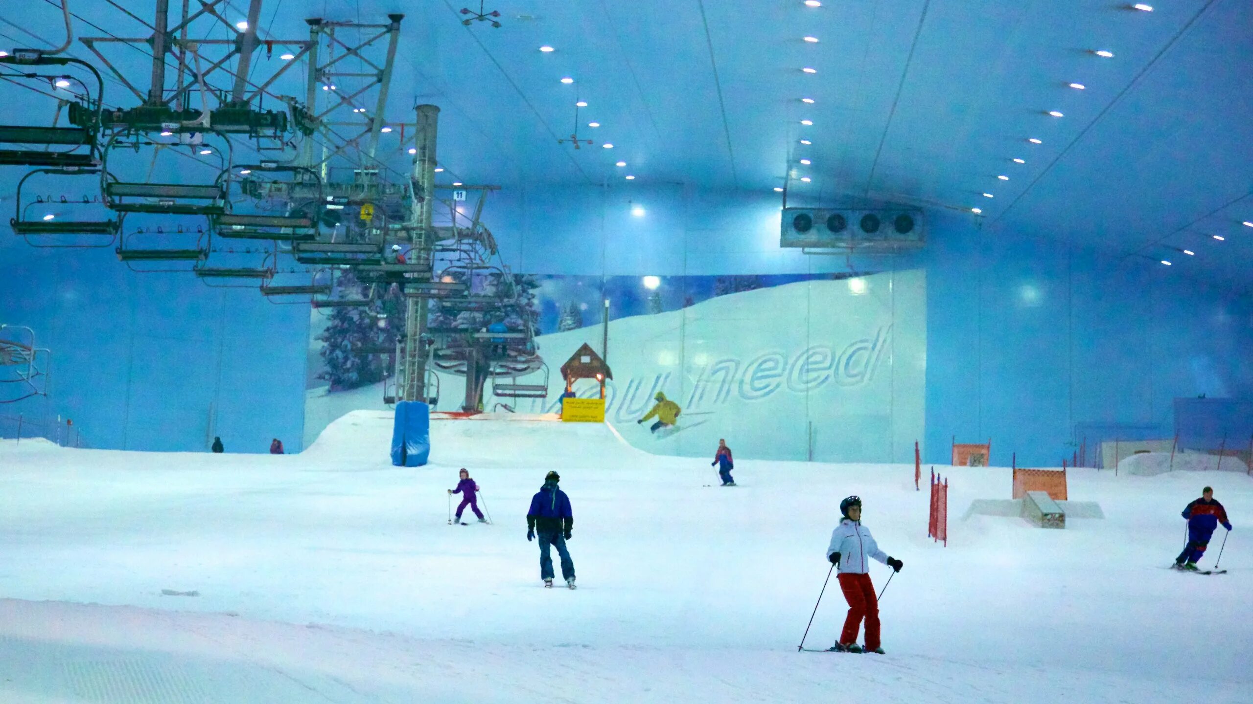 Дубай горнолыжный. Ski Dubai Дубай. Горнолыжный Дубай Молл. Горнолыжный комплекс ски Дубай. Горнолыжный склон в Дубае.