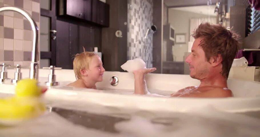 Спалила голого сына. Сын в ванне. Mom and son ванная. Father and son in the Bath. Dad Bath with son.