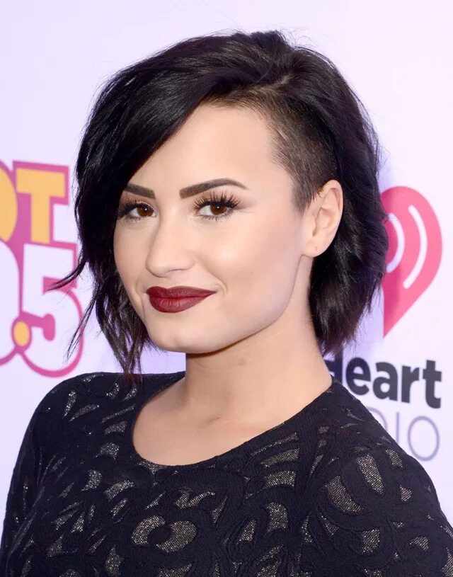 деми ловато асимметричное каре. келли осборн стиль. келли осборн стрижки. короткие стрижки для женщин с выбритыми висками. майли сайрус стрижка.