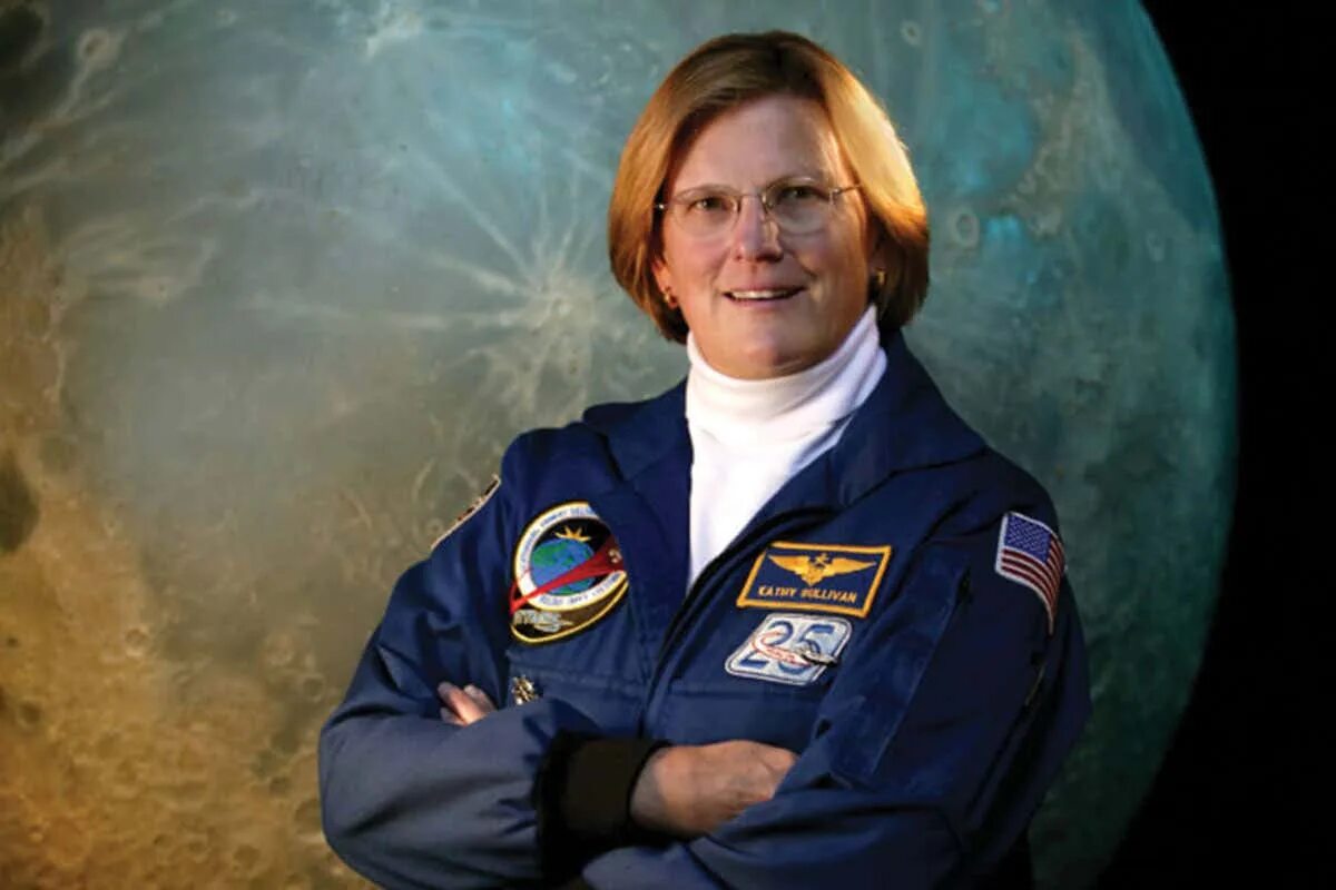 1 в мире женщина в открытом космосе. Кэтрин Салливан астронавт. Кэтрин Дуайер Салливэн. Американка Кэтрин Салливан. Леонора Шнайдер астронавт НАСА.
