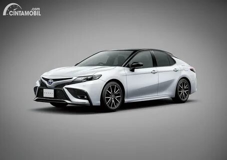 Tampilan depan Toyota Camry Sport tipe facelift 