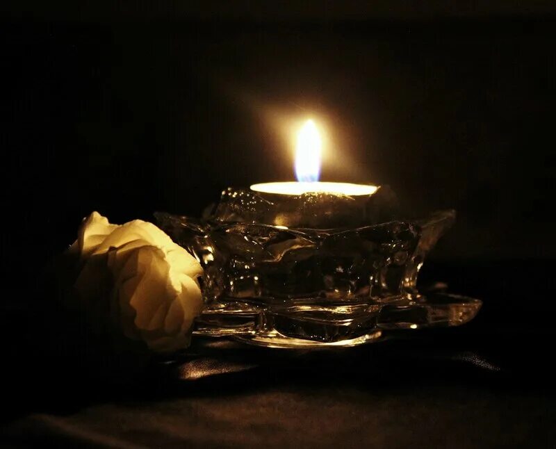 Притча о четырех свечах. Четыре свечи спокойно горели. Lilin. Свеча памяти и скорби. Притча четыре свечи спокойно горели.