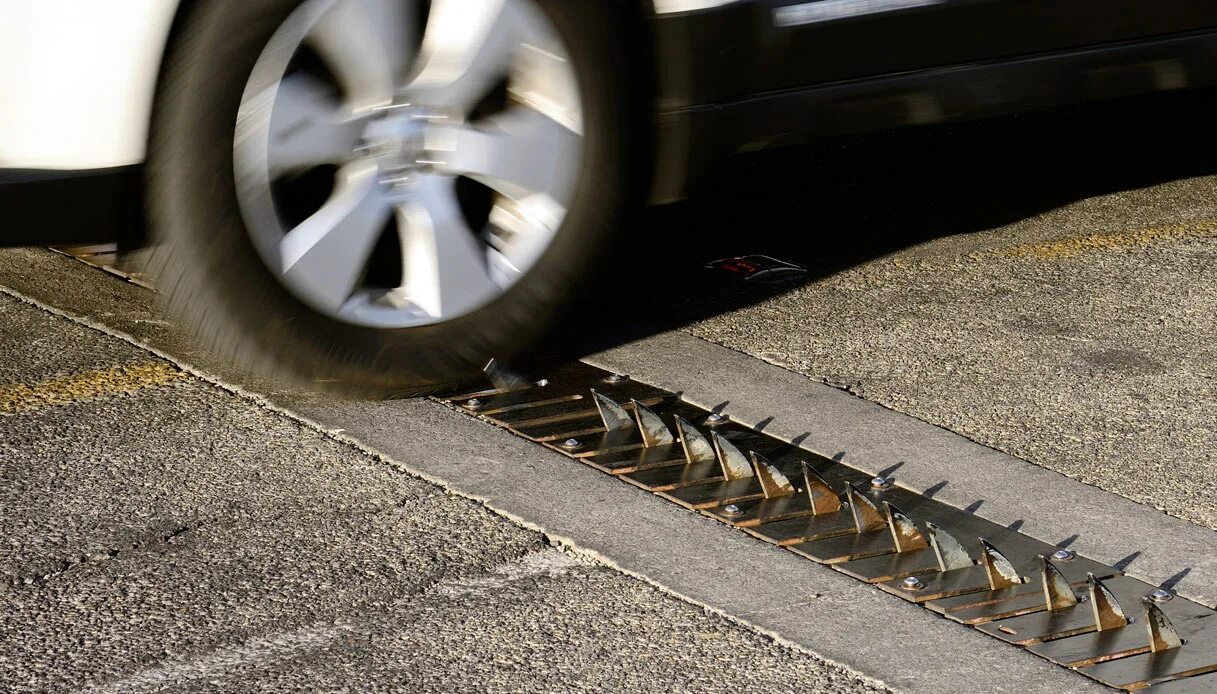 Шипы на дороге. Средства принудительной остановки транспорта. Шипы на дороге. Дорожные шипы. Шипы для остановки машин.