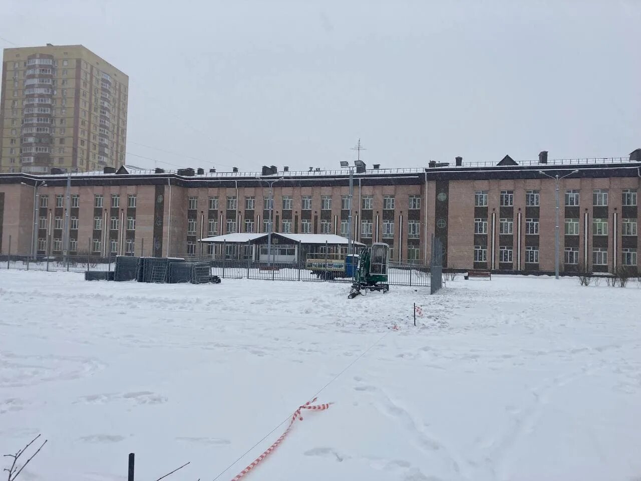 Отменили школу сегодня в тюмени. В Тюмени эвакуировали школы. Закрытые школы в городах. Школа возле кристалла Тюмень. Тюмень школа зима.