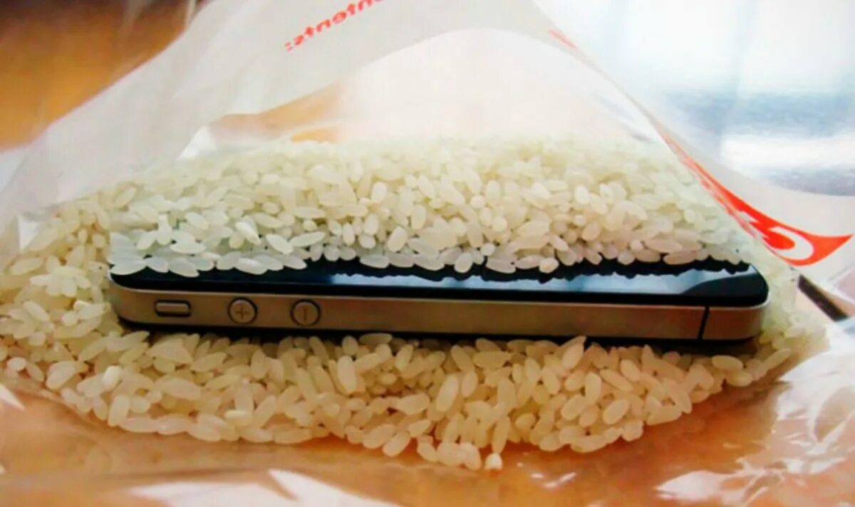 Айфон в рисе. Смартфон в рисе. Айфайфон в рисе. Высушить телефон. Что будет если положить телефон на телефон