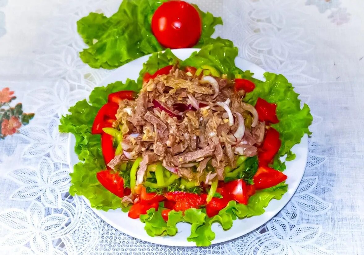 Салат татарский с говядиной и маринованным. Салат с говядиной и болгарским перцем и фасолью. Салат татарский с говядиной и маринованным. Татарский салат. Татарский салат.