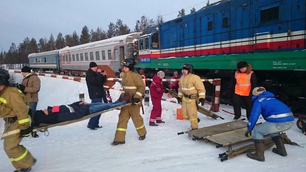 Приезд жд. Сход пассажирских вагонов зима. ЧС на Железнодорожном транспорте. Эвакуация населения железнодорожным транспортом.