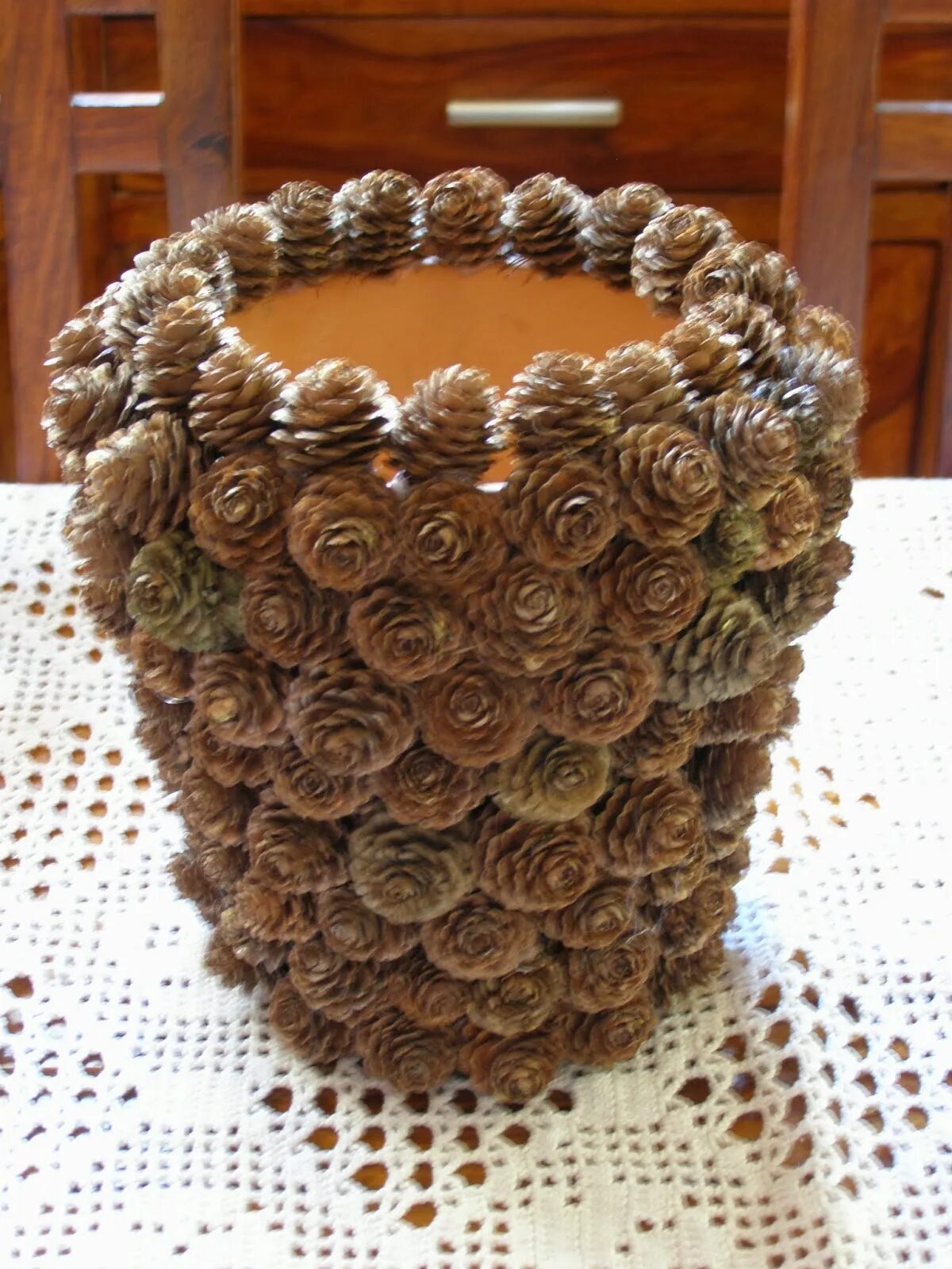 Корзина с еловыммшишками. Корзинки из шишек для детского сада. Корзина из шишек на дачу. Корзинка из сосновых шишек. Корзина из шишек.