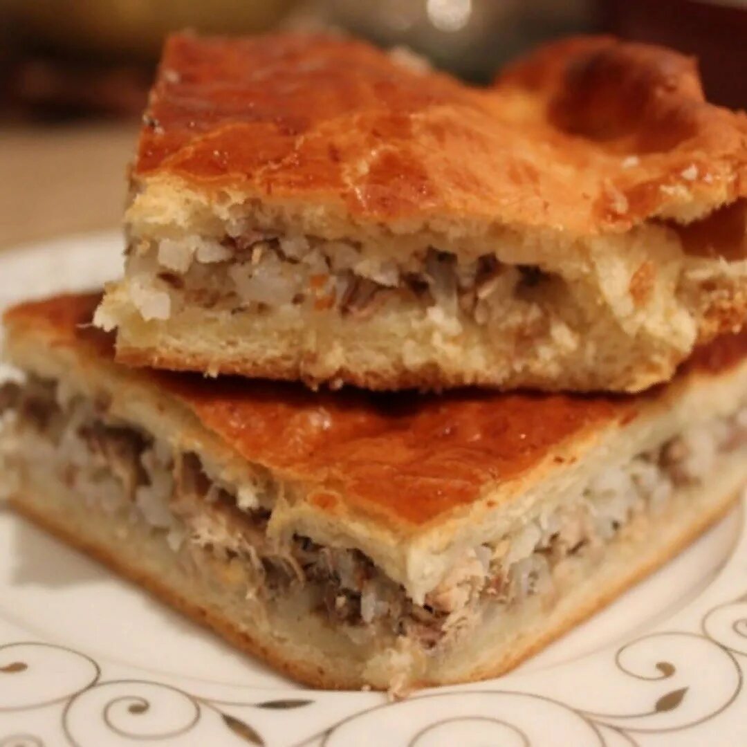 Пирог с сайрой и картошкой в духовке. Пирог с консервой и рисом открытый. Пирог с сайрой консервированной. Пирожки с сайрой и рисом. Пирог с сайрой и картошкой в духовке.