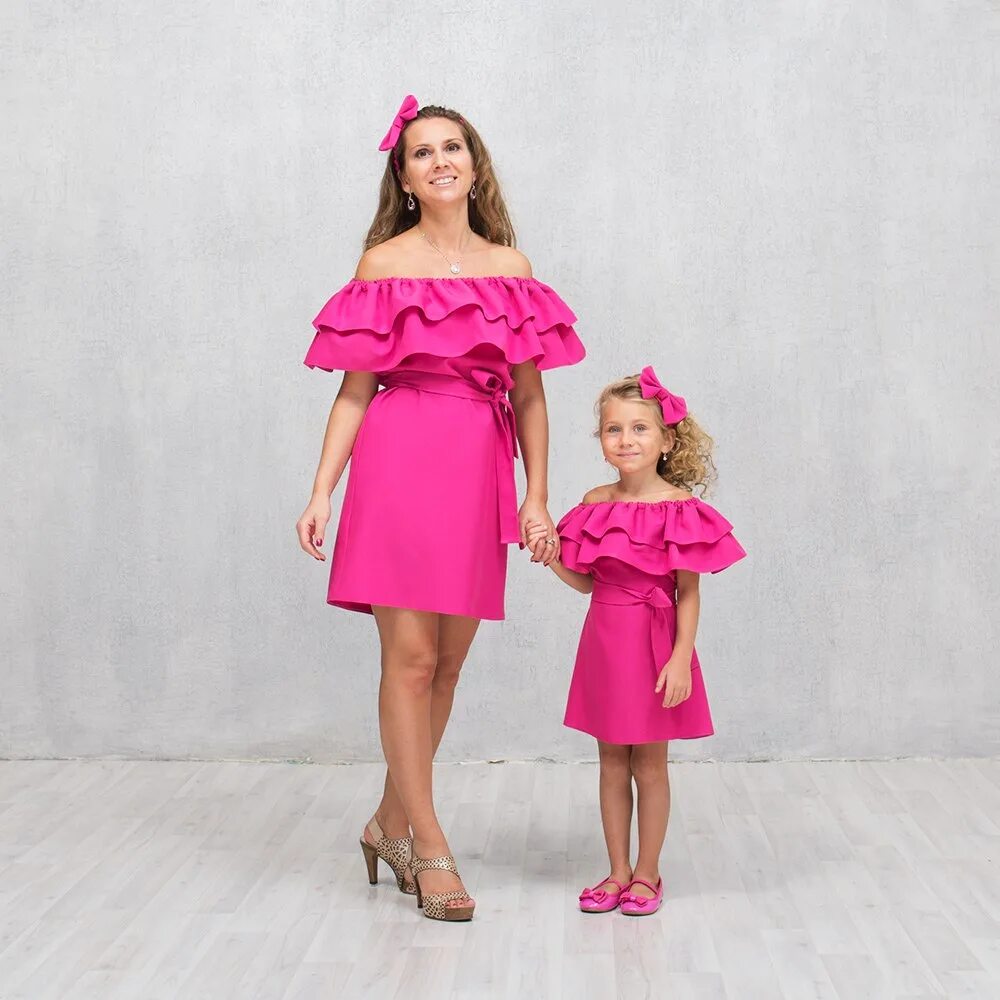 Мама и дочка с платьем. Платье для мамы. Дочка в платье. Комплект мама и дочка платья.