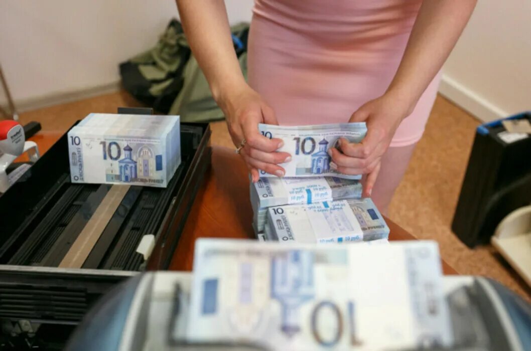 Наличные деньги. Наличные и карта фото. Большие деньги. Наличные деньги в кассе. Денежная наличность.