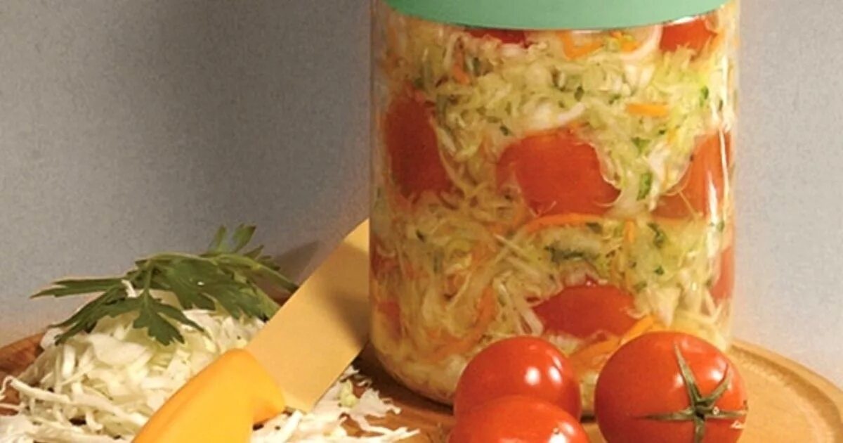 Помидоры с капустой. Капуста квашеная с помидорами в банках. Необычные заготовки на зиму. Помидоры на зиму с капустой в банке. Капуста с помидорами на зиму.