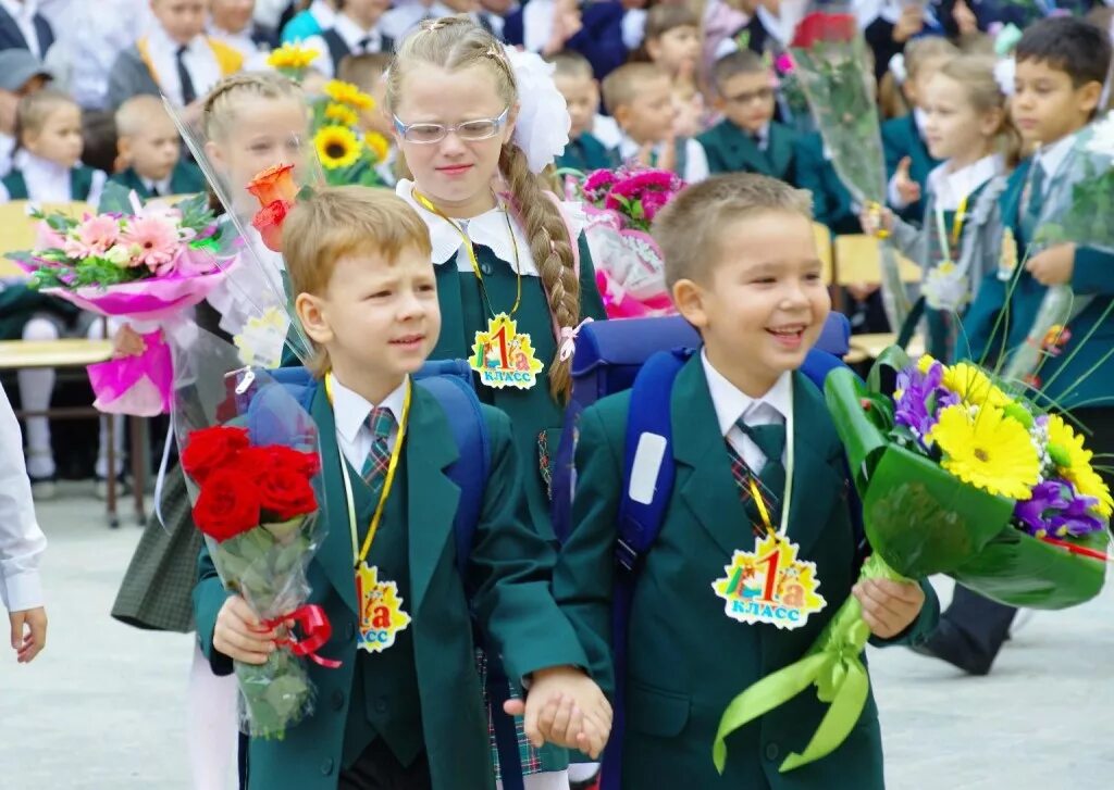первоклассница в юбке. первоклашки. самые красивые первоклашки. высокие первоклассники. высокие первоклассники.