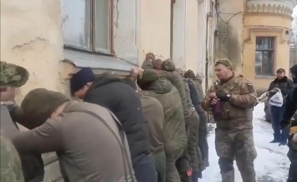 Военнослужащий попавший в плен. Пленные россияне в украине. военнопленные украинцы. пленный россияне в плену.